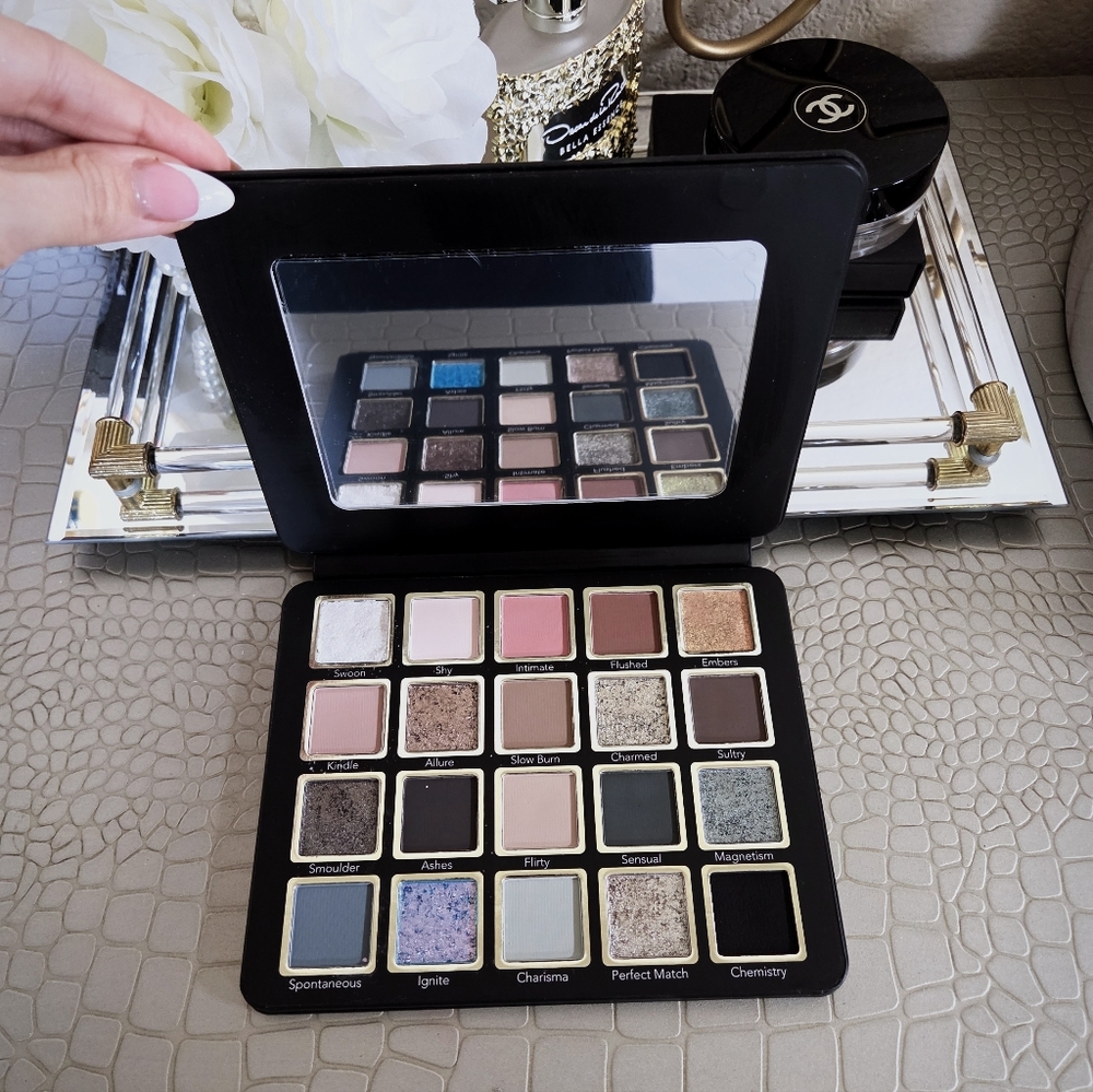 Cosmic Brushes Smoulder Eyeshadow Palette